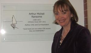 sophie-neville-having-unveiled-the-plaque-to-arthur-ransome-at-rugby-school